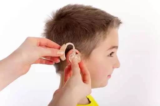 耳聋孩子拒绝戴助听器怎么办？